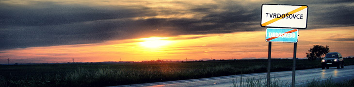 Západ slnka nad cestou do obce